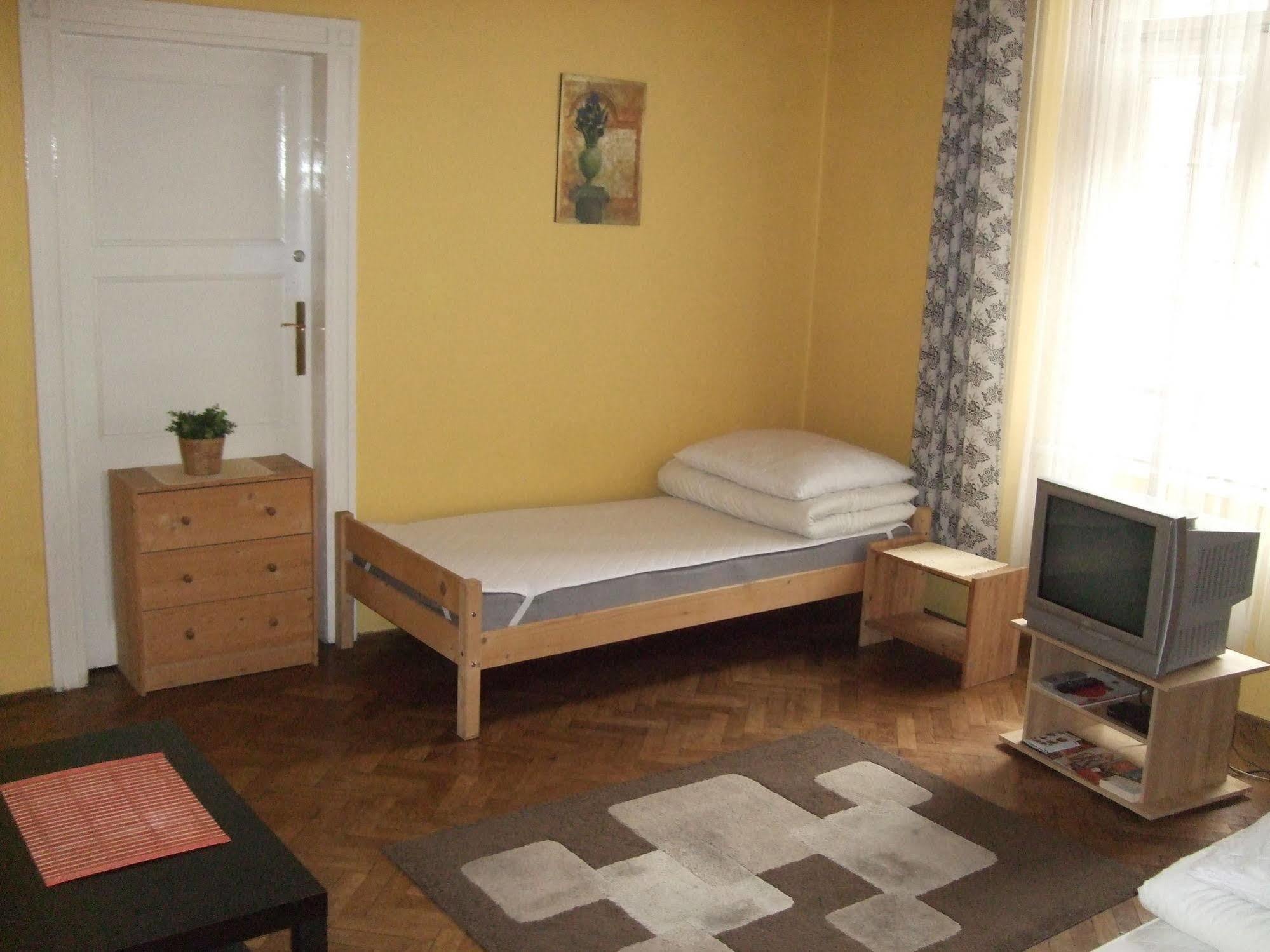 Old Walls Hostel Cracovie Extérieur photo