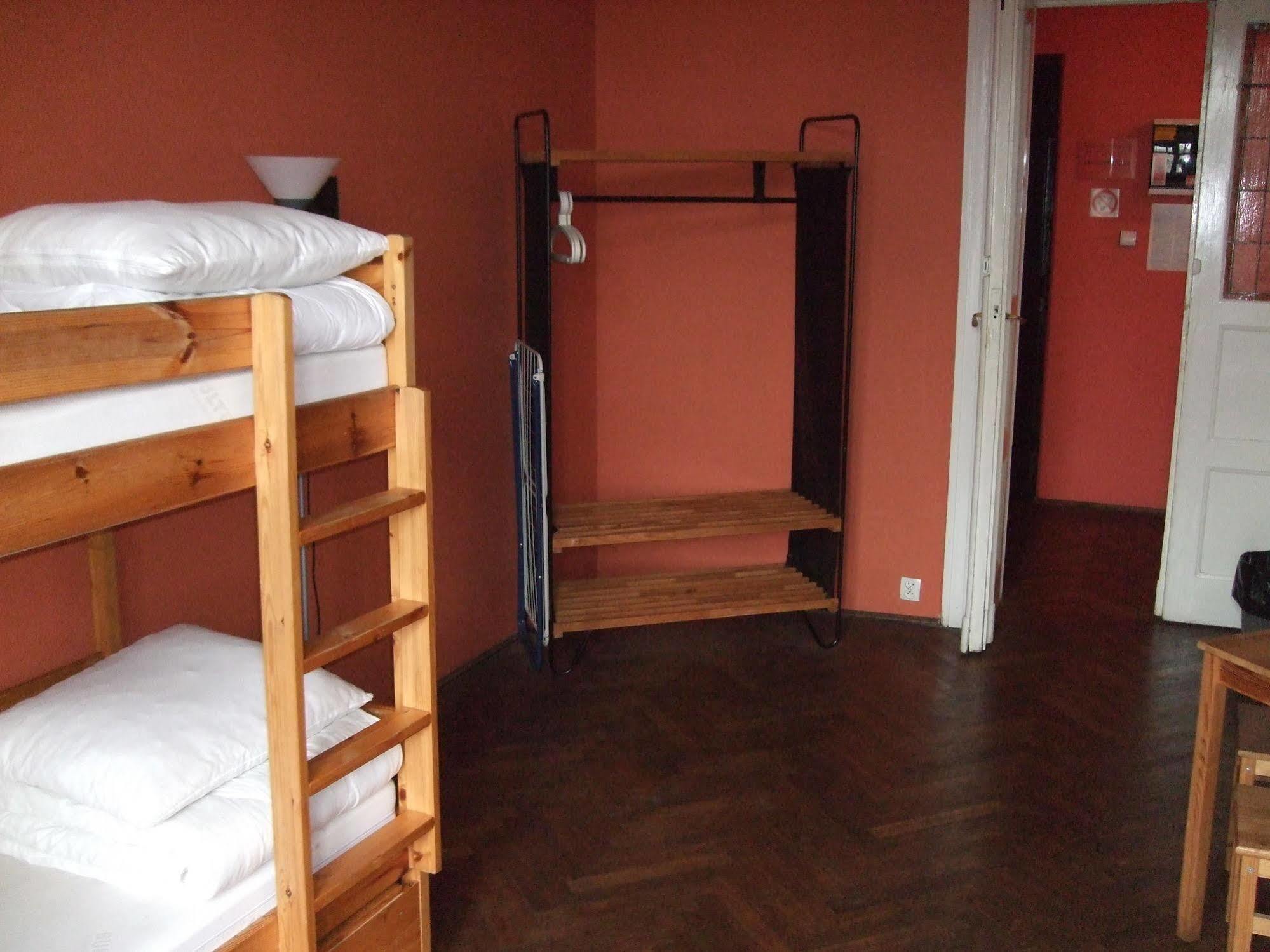 Old Walls Hostel Cracovie Extérieur photo