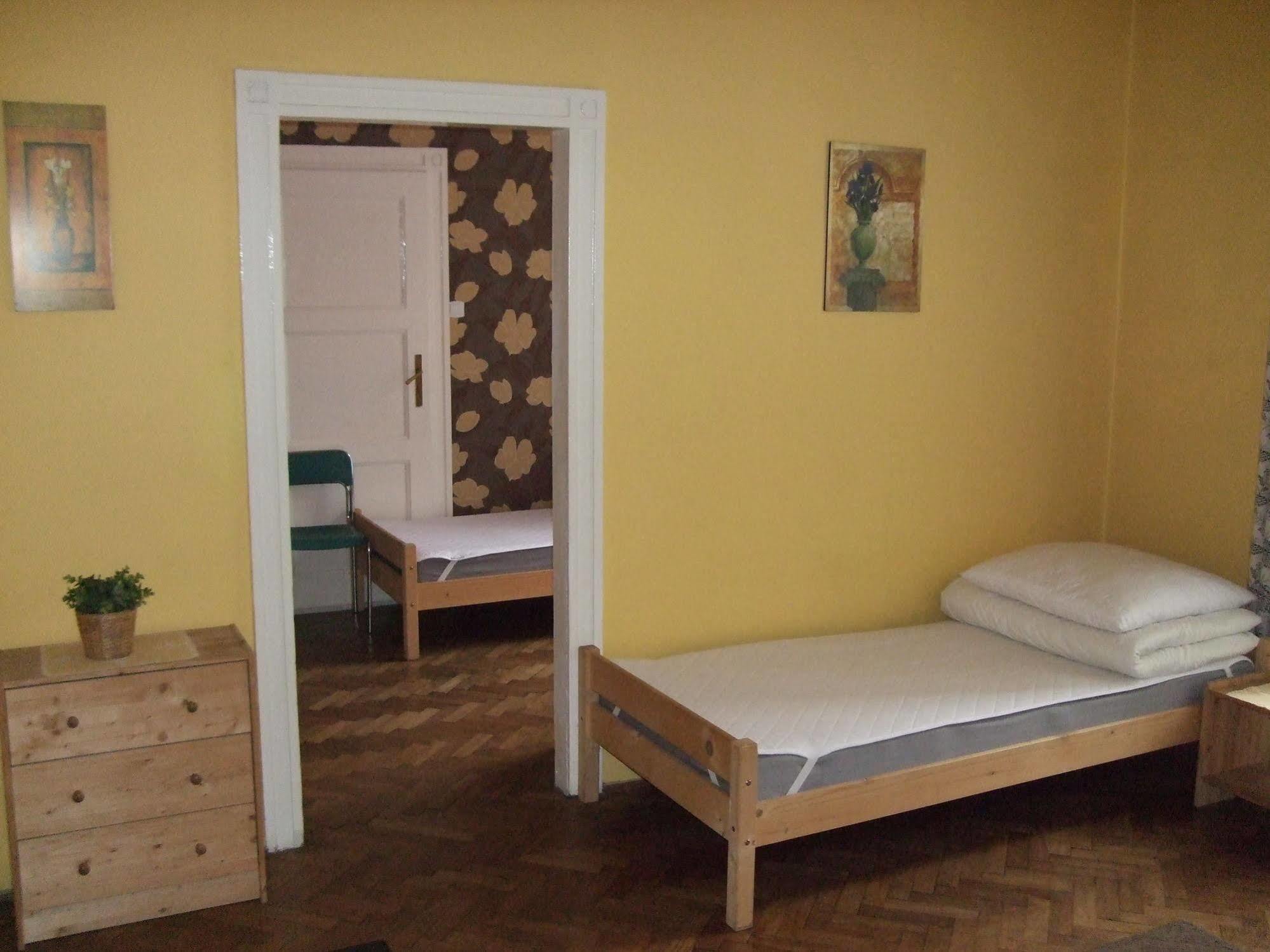 Old Walls Hostel Cracovie Extérieur photo