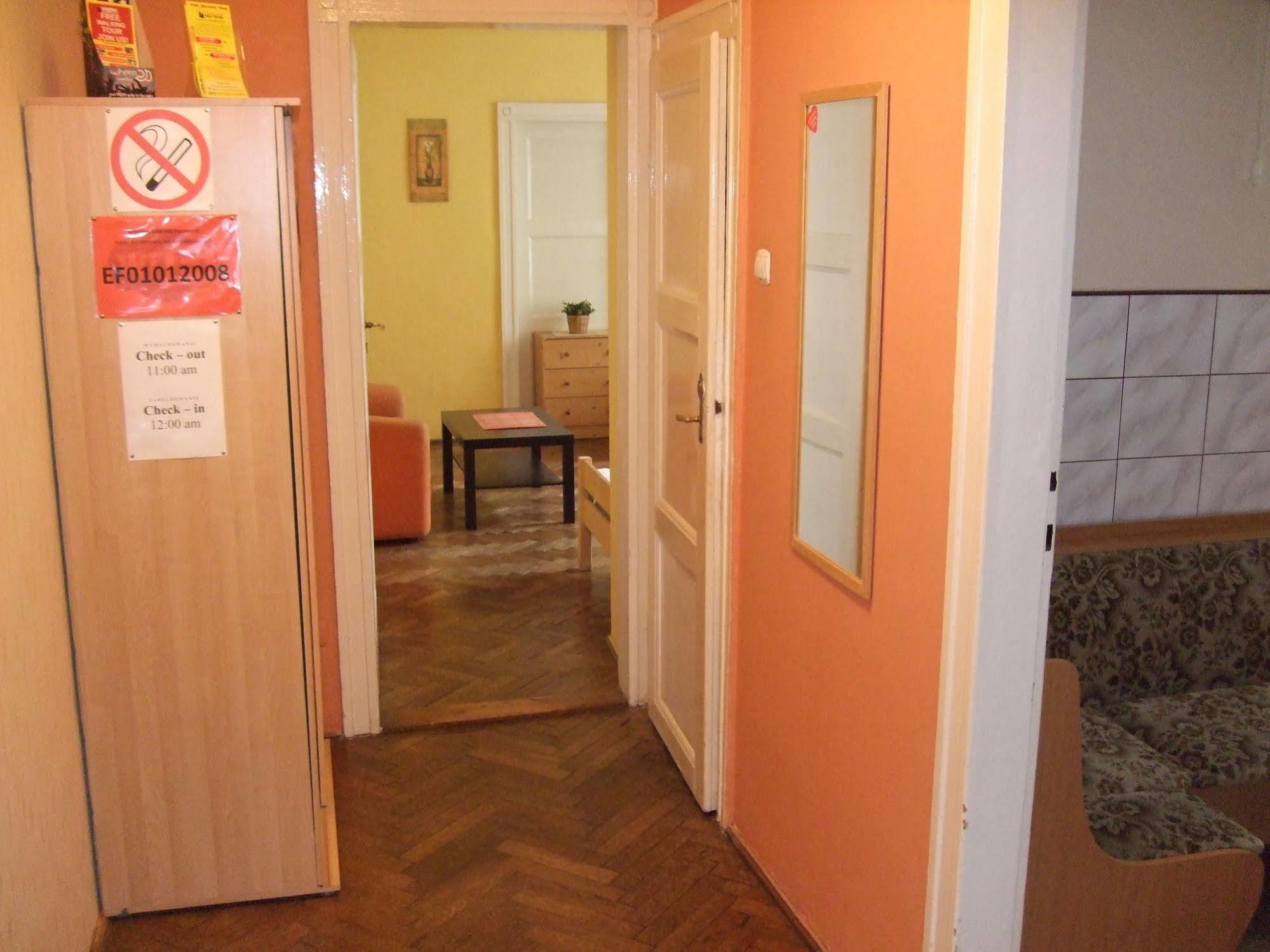 Old Walls Hostel Cracovie Extérieur photo