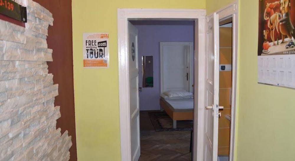 Old Walls Hostel Cracovie Extérieur photo